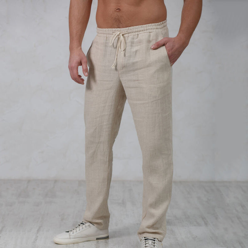 Heren broek Model Finn in khaki kleur gedragen door een man