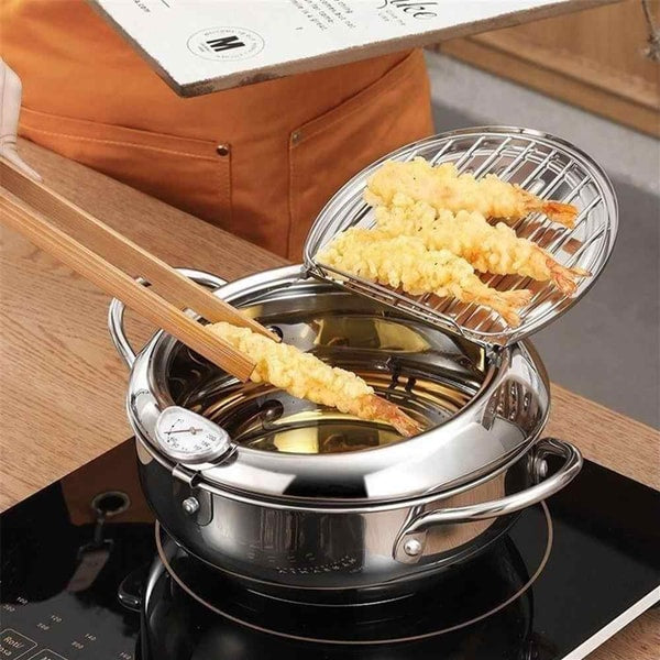 Roestvrijstalen friteuse met gefrituurde garnaal op een kookplaat