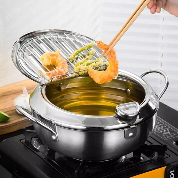 Keuken friteuse van roestvrij staal getoond vanuit een hoek