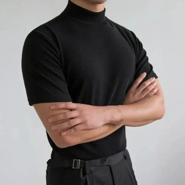Zwart heren t-shirt met hoge kraag en korte mouwen. Stijlvol en modern casual shirt voor heren, veelzijdig.