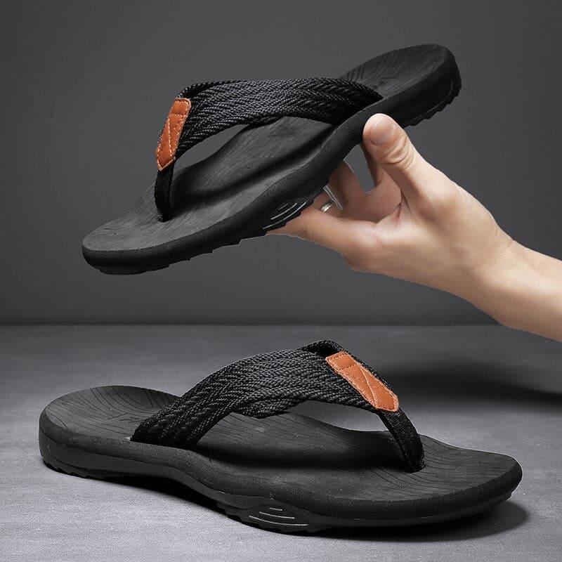 Orthopedische herenslippers, focus op het zachte voetbed en de comfortabele pasvorm.