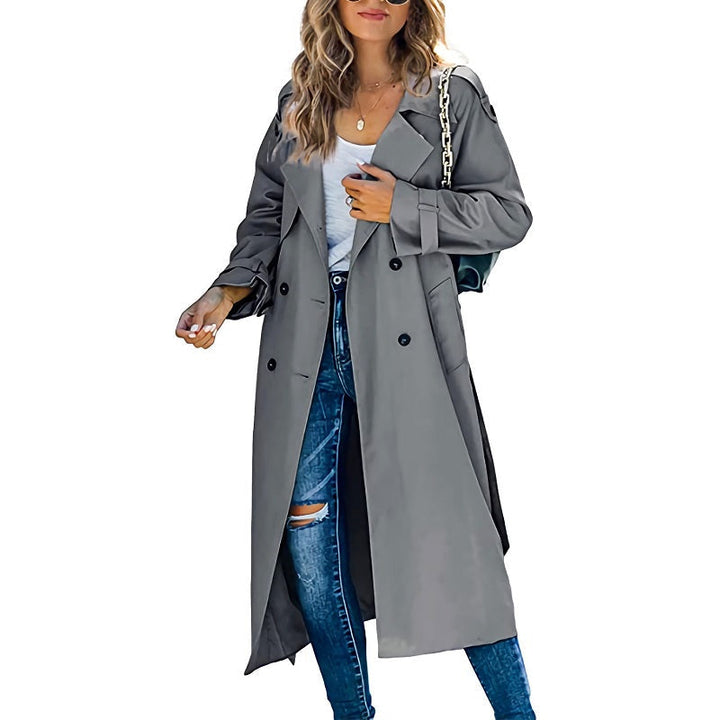 Klassieke lange dames trenchcoat met riem, een elegante tussenjas. Verfijnde kleding voor een tijdloze stijl.