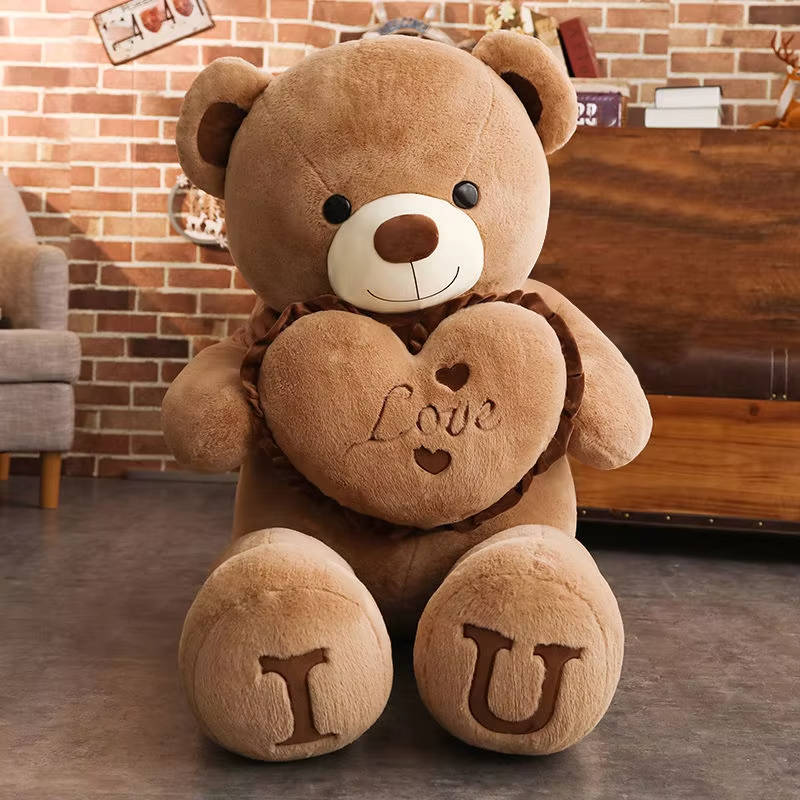 Gezellige pluche knuffelbeer in verschillende maten, ideaal als cadeau of decoratie.