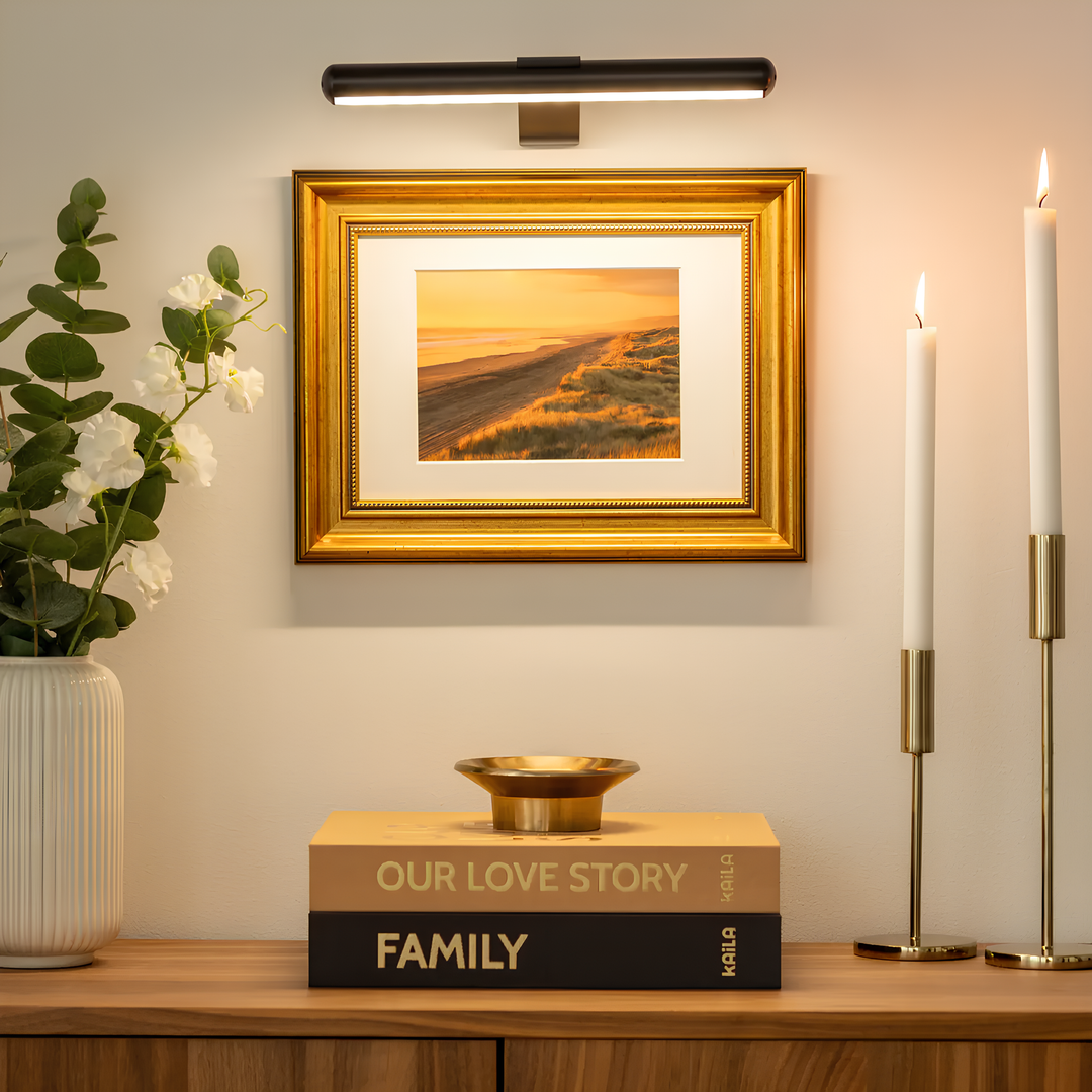 Slank design van de draadloze LED wandlamp, perfect als dimbare schilderijverlichting in elk interieur.