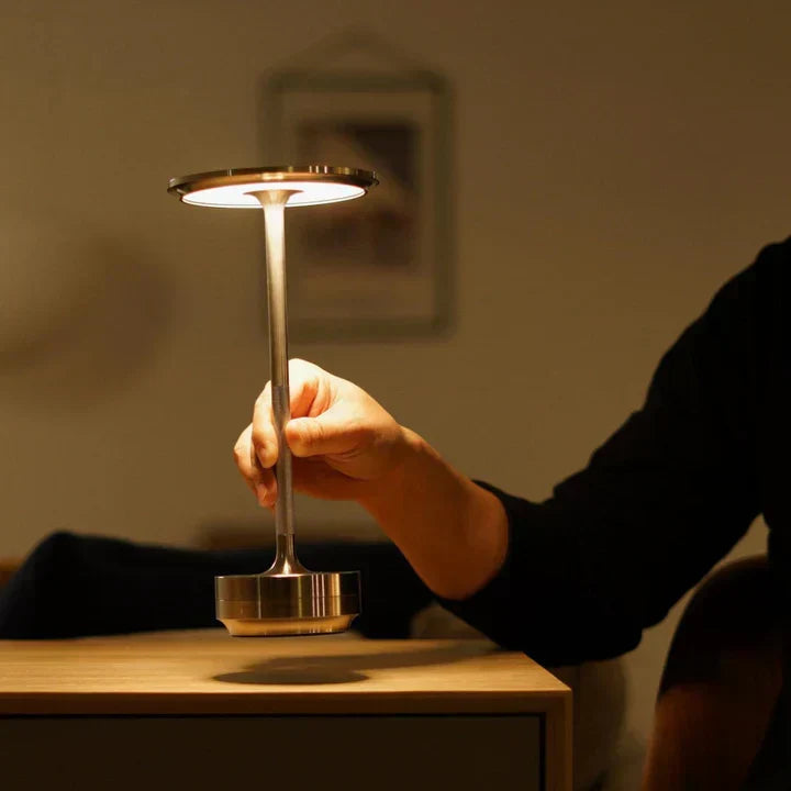 "Draadloze LED tafellamp oplaadbaar en dimbaar, modern design, ideaal voor sfeerverlichting in elke kamer."