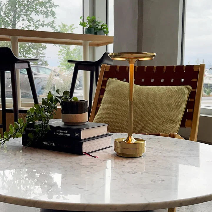 "Draadloze LED tafellamp oplaadbaar en dimbaar, modern design, ideaal voor sfeerverlichting in elke kamer."