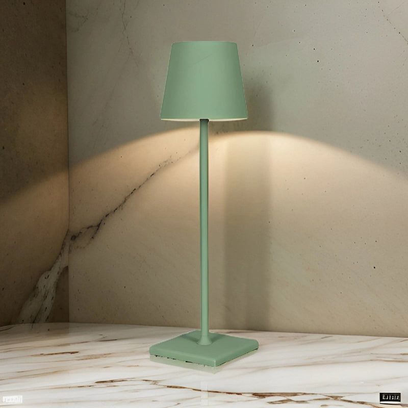 Draadloze oplaadbare LED tafellamp, elegant Scandinavisch design, geschikt voor binnen en buiten, duurzaam aluminium.
