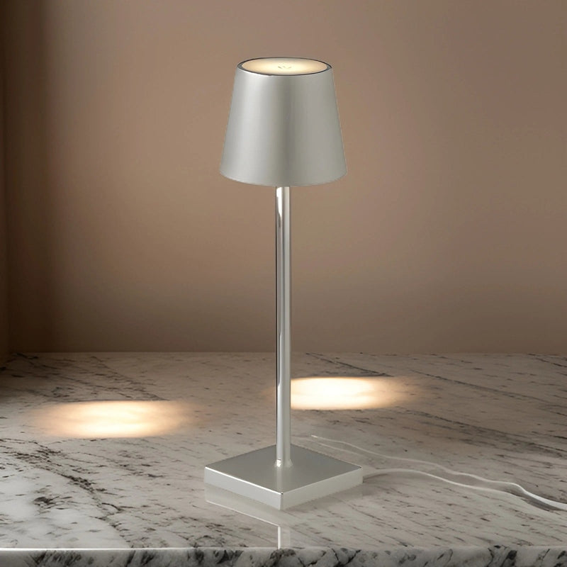Draadloze oplaadbare LED tafellamp, elegant Scandinavisch design, geschikt voor binnen en buiten, duurzaam aluminium.