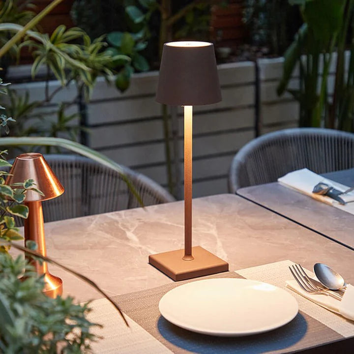 "Draadloze oplaadbare tafellamp, slank en modern ontwerp, ideaal voor elk interieur, met touch bediening en USB oplaadbaar."
