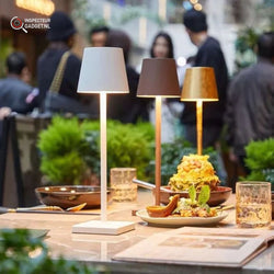 "Draadloze oplaadbare tafellamp, slank en modern ontwerp, ideaal voor elk interieur, met touch bediening en USB oplaadbaar."