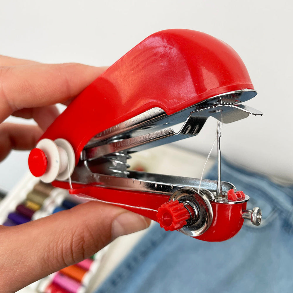 "Draagbare en lichte naaimachine, compact ontwerp, makkelijk te gebruiken voor beginners. Ideaal voor thuisprojecten."