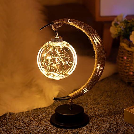 "Dromerige maanlamp van borosilicaatglas met zachte LED-gloed, creëert een betoverende sfeer op tafel."