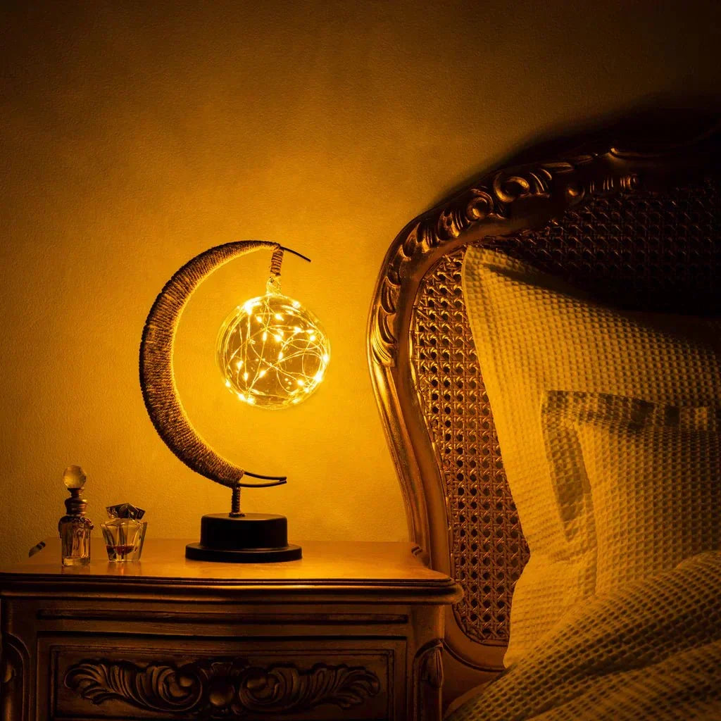 "Dromerige maanlamp van borosilicaatglas met zachte LED-gloed, creëert een betoverende sfeer op tafel."