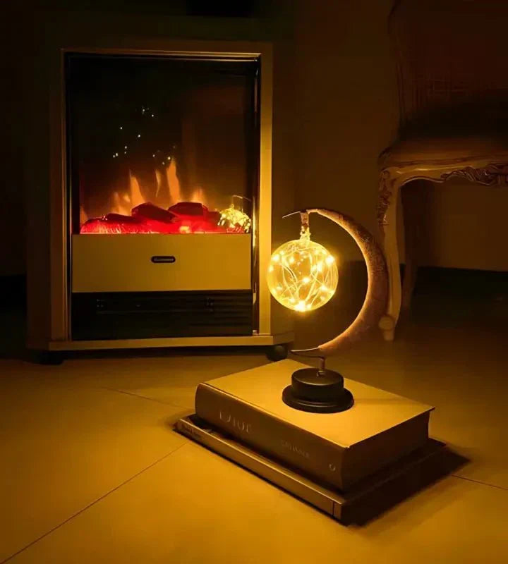 "Dromerige maanlamp van borosilicaatglas met zachte LED-gloed, creëert een betoverende sfeer op tafel."