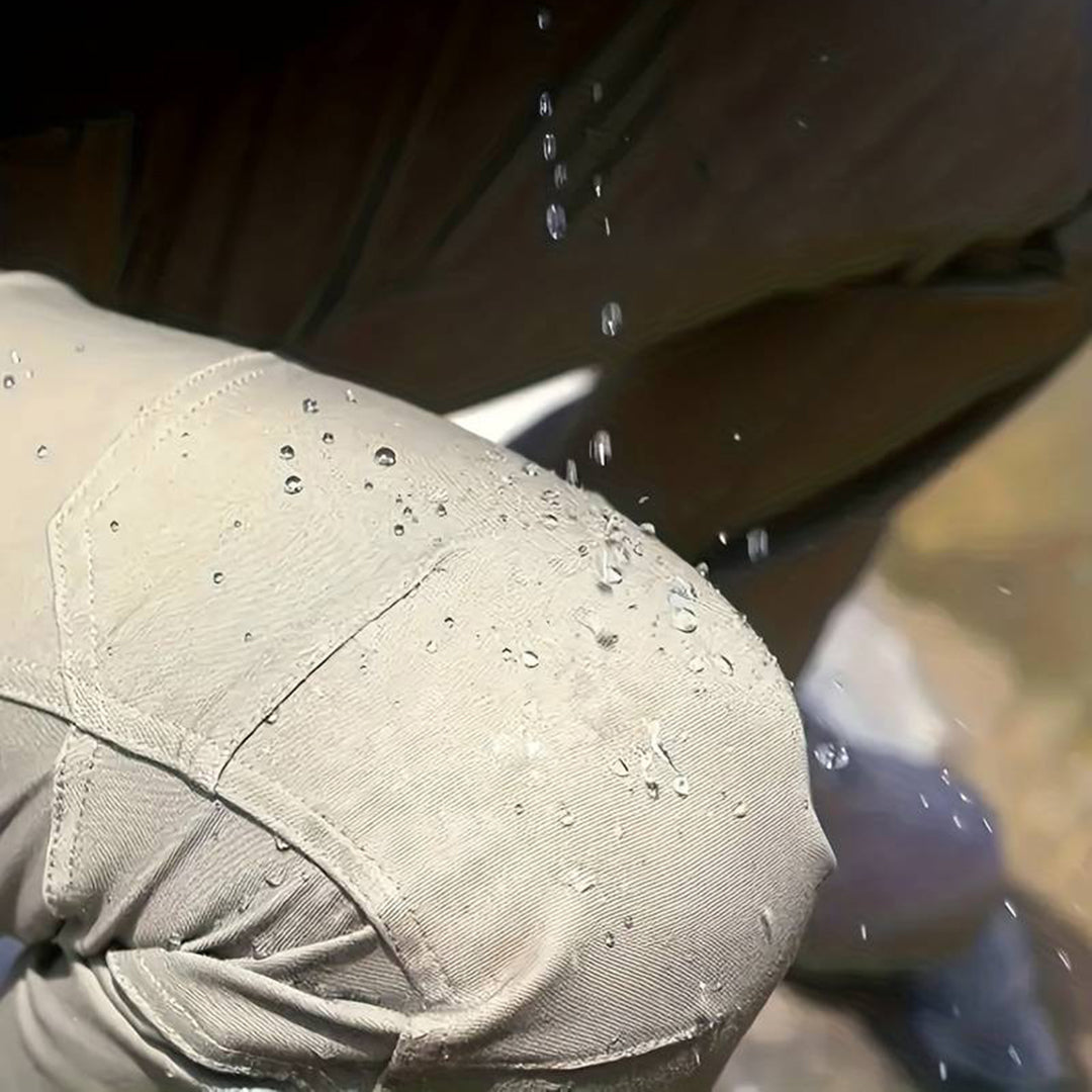 "Duurzame donkergrijze cargo zomerbroek voor mannen, zijaanzicht met multifunctionele zakken en comfortabele pasvorm."