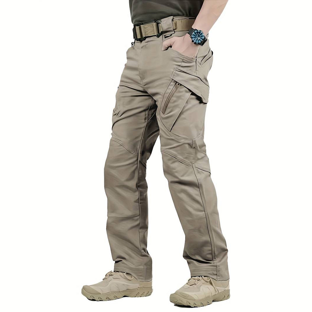 "Duurzame donkergrijze cargo zomerbroek voor mannen, zijaanzicht met multifunctionele zakken en comfortabele pasvorm."