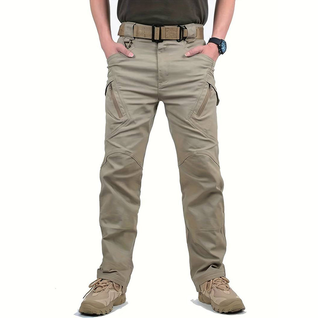 "Duurzame donkergrijze cargo zomerbroek voor mannen, zijaanzicht met multifunctionele zakken en comfortabele pasvorm."