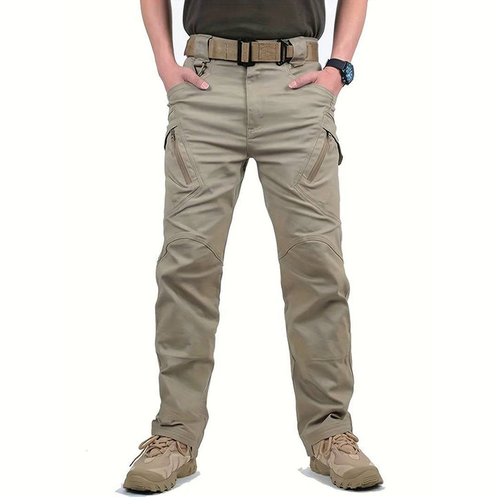 "Duurzame donkergrijze cargo zomerbroek voor mannen, zijaanzicht met multifunctionele zakken en comfortabele pasvorm."