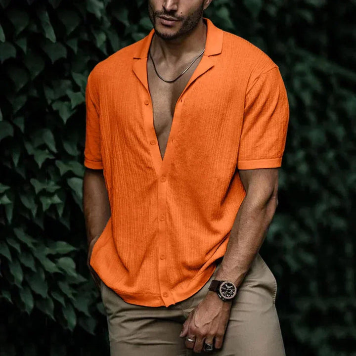 Close-up van de knoopsluiting op een blauw heren zomeroverhemd. Trendy en lichtgewicht voor elke man.