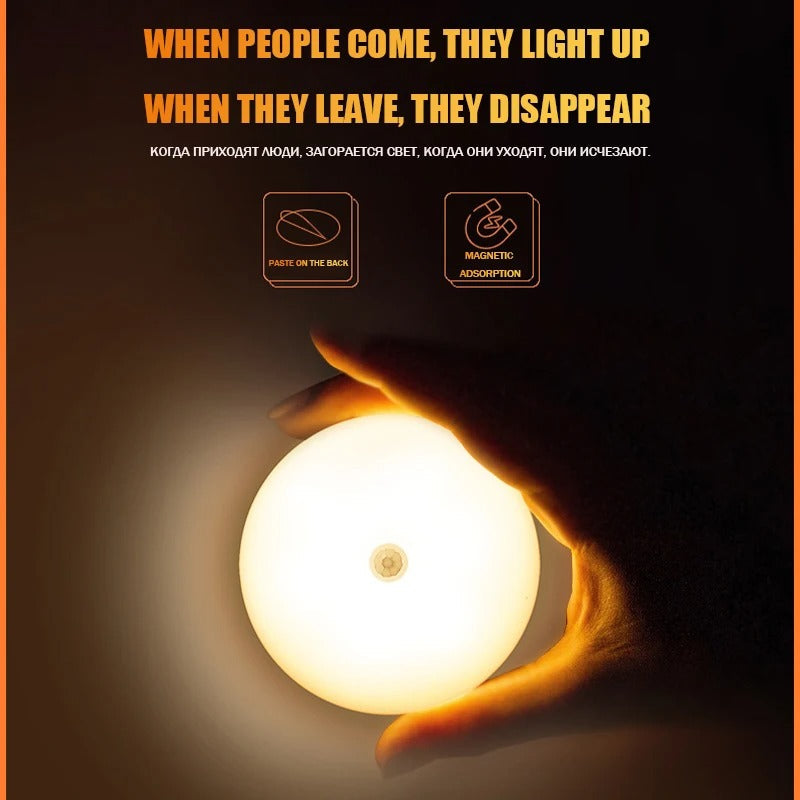 Hand die de heldere BrightGlow LED lamp met bewegingssensor vasthoudt