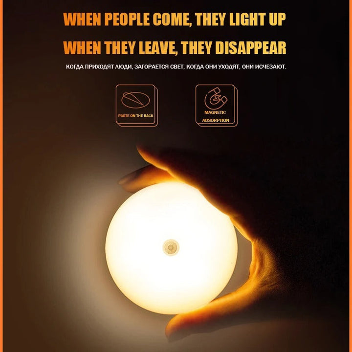 Hand die de heldere BrightGlow LED lamp met bewegingssensor vasthoudt
