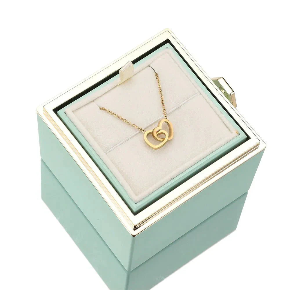 Eeuwige Roos Box met geconserveerde roos en gepersonaliseerde ketting, symbool van eeuwige liefde.