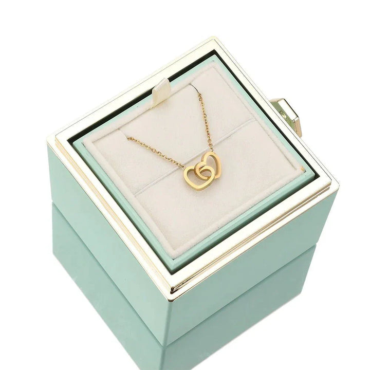 Eeuwige Roos Box met geconserveerde roos en gepersonaliseerde ketting, symbool van eeuwige liefde.