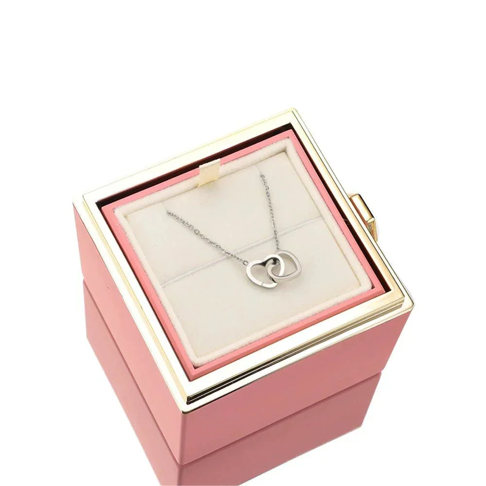 Eeuwige Roos Box met echte geconserveerde roos en gepersonaliseerde ketting, verfijnde details; symboliseert eeuwige liefde.