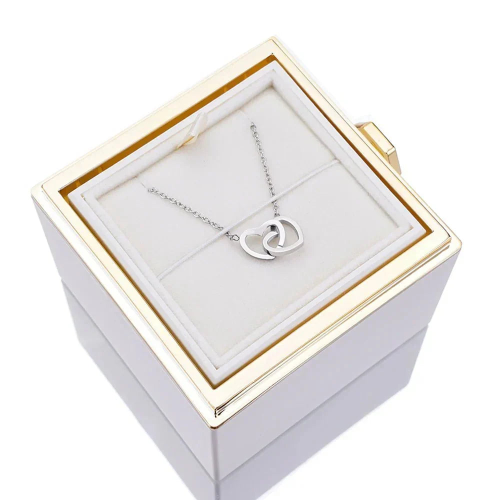 Eeuwige Roos Box met echte geconserveerde roos en gepersonaliseerde ketting, verfijnde details; symboliseert eeuwige liefde.