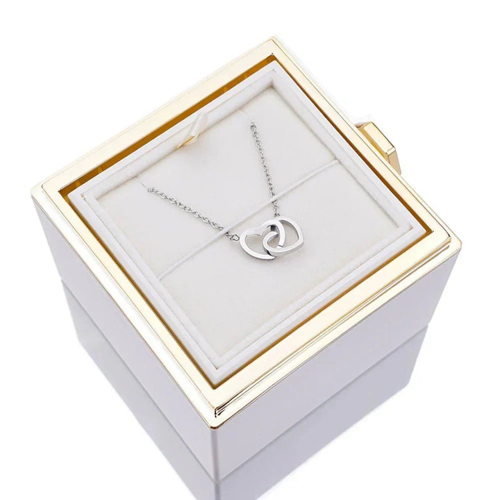 Eeuwige Roos Box met echte geconserveerde roos en gepersonaliseerde ketting, verfijnde details; symboliseert eeuwige liefde.