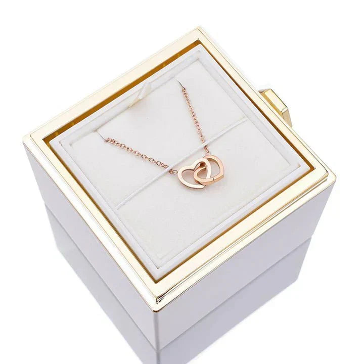 Eeuwige Roos Box met echte geconserveerde roos en gepersonaliseerde ketting, verfijnde details; symboliseert eeuwige liefde.