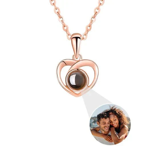 Eeuwige rozen doos met zilveren hartprojectieketting, betoverend en elegant sieraad voor betekenisvolle herinneringen.
