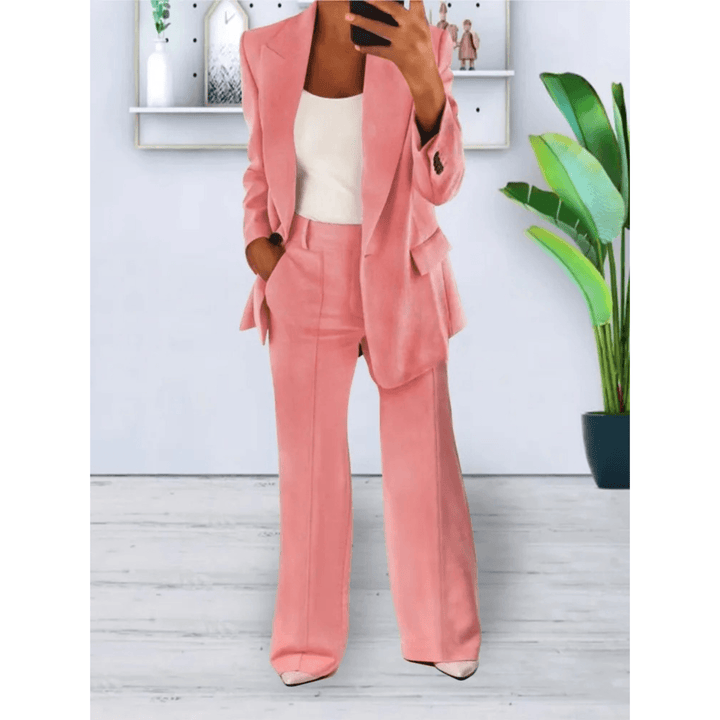 "Elegant 2-delig damespak met zachte stoffen, chique blazer en broek, ideaal voor zakelijke en informele gelegenheden."