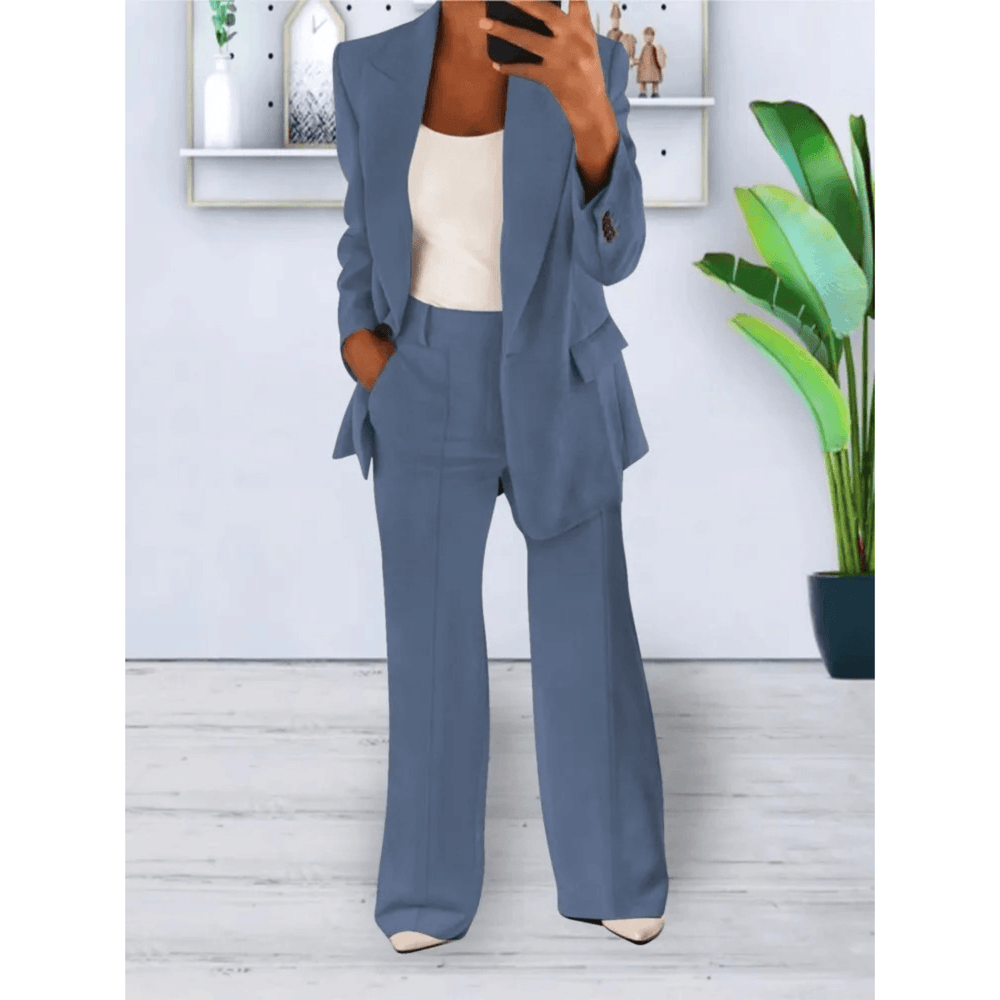 "Elegant 2-delig damespak met zachte stoffen, chique blazer en broek, ideaal voor zakelijke en informele gelegenheden."