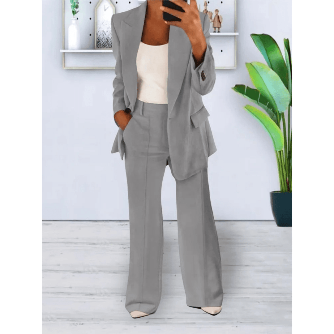 "Elegant 2-delig damespak met zachte stoffen, chique blazer en broek, ideaal voor zakelijke en informele gelegenheden."