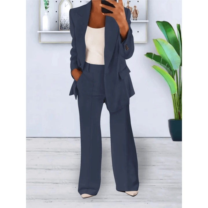 "Elegant 2-delig damespak met zachte stoffen, chique blazer en broek, ideaal voor zakelijke en informele gelegenheden."