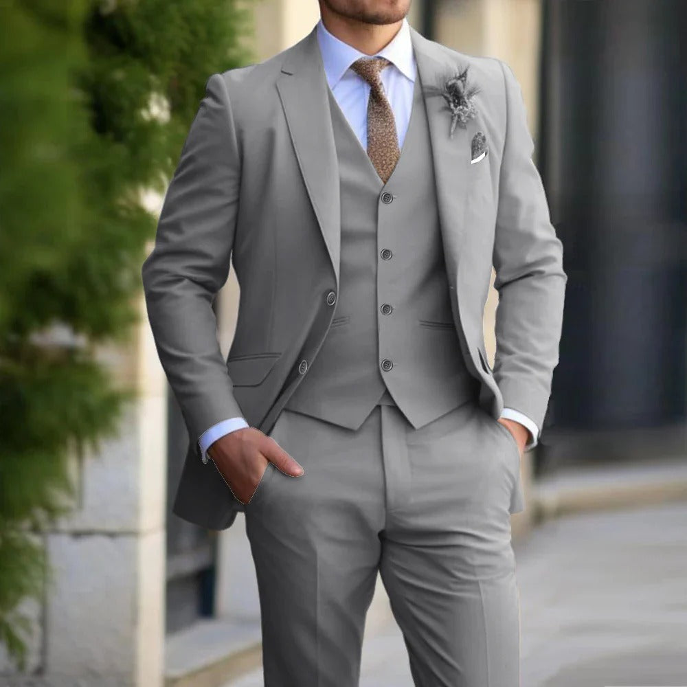 "Elegant 3-delig herenpak, slim fit, met blazer, gilet en broek in grijze tint voor bruiloft en zakelijke gelegenheden."