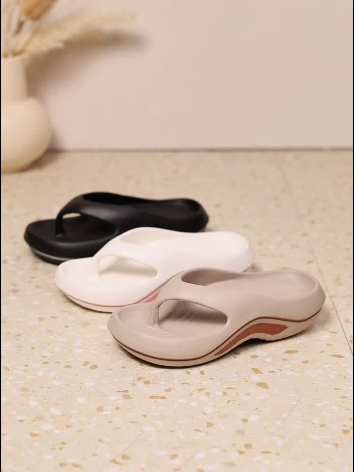 "Elegant beige orthopedische slippers met comfortabele EVA zool en verhoogde boog voor ultiem draagcomfort en ondersteuning."