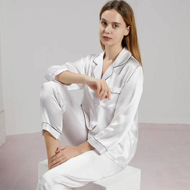 "Elegant Celeste Zijden Dames Pyjama, 100% zijde, tijdloze stijl, luxe nachtmode in delicate ivoorkleur met satijnen afwerkin