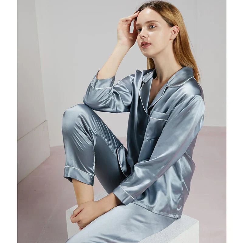 "Elegant Celeste Zijden Dames Pyjama, 100% zijde, tijdloze stijl, luxe nachtmode in delicate ivoorkleur met satijnen afwerkin
