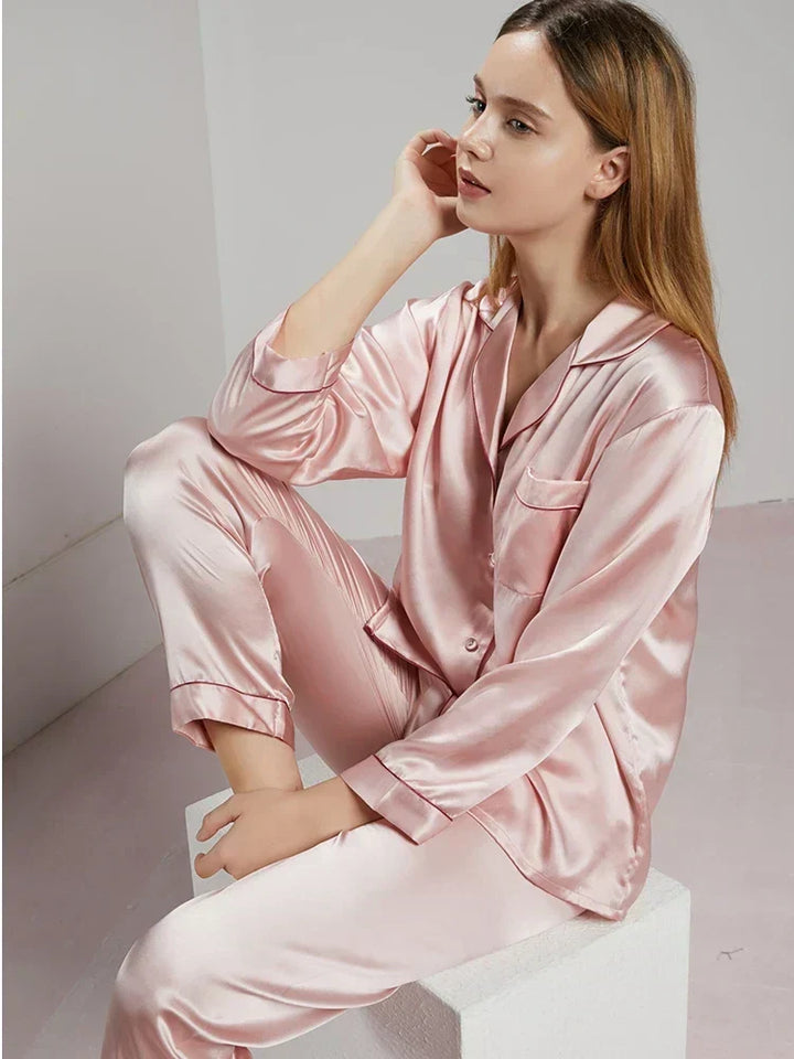 "Elegant Celeste Zijden Dames Pyjama, 100% zijde, tijdloze stijl, luxe nachtmode in delicate ivoorkleur met satijnen afwerkin