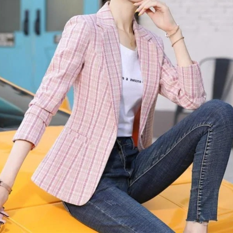 Elegant damesblazer met ruitpatroon en knoopsluiting, tijdloos design, duurzame stof voor comfort en stijl.