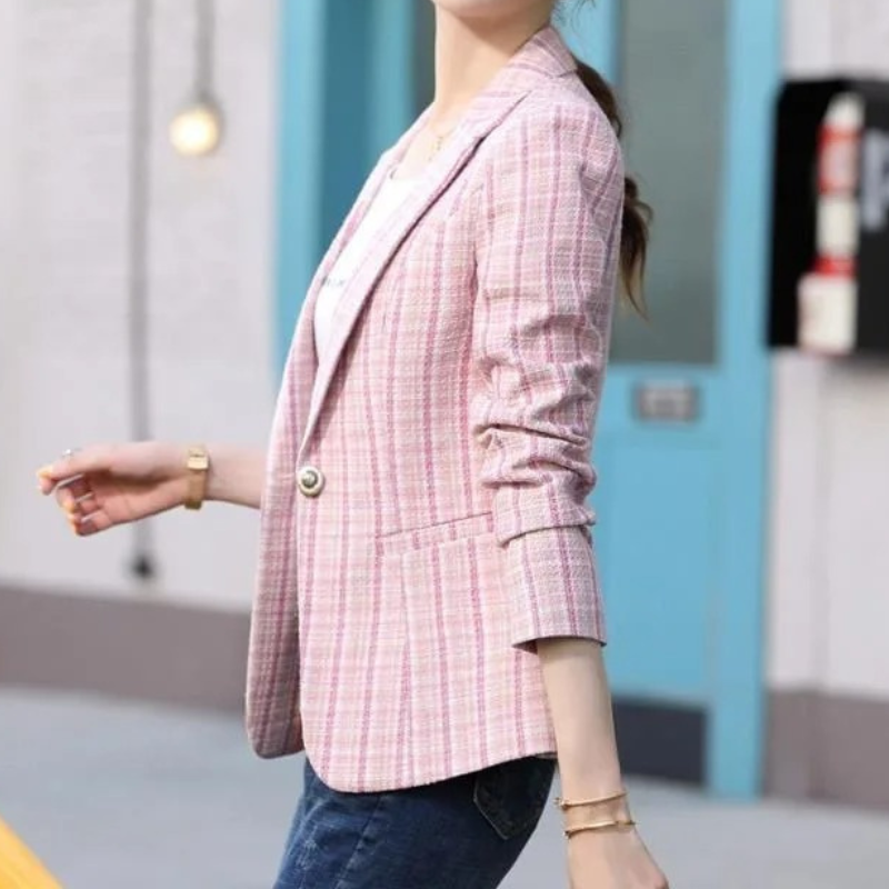 Elegant damesblazer met ruitpatroon en knoopsluiting, tijdloos design, duurzame stof voor comfort en stijl.
