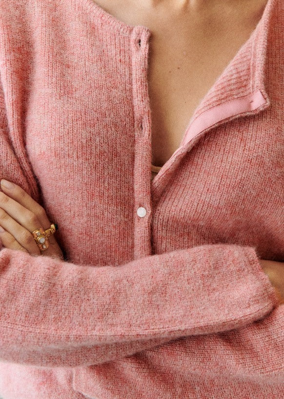 "Elegant damesvest met knoopdetails, zachte stof en stijlvolle afwerking, perfect voor comfort en vrouwelijkheid."