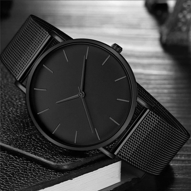 "Elegant minimalistisch herenhorloge met zwarte wijzerplaat en leren band, ideaal voor elke gelegenheid."