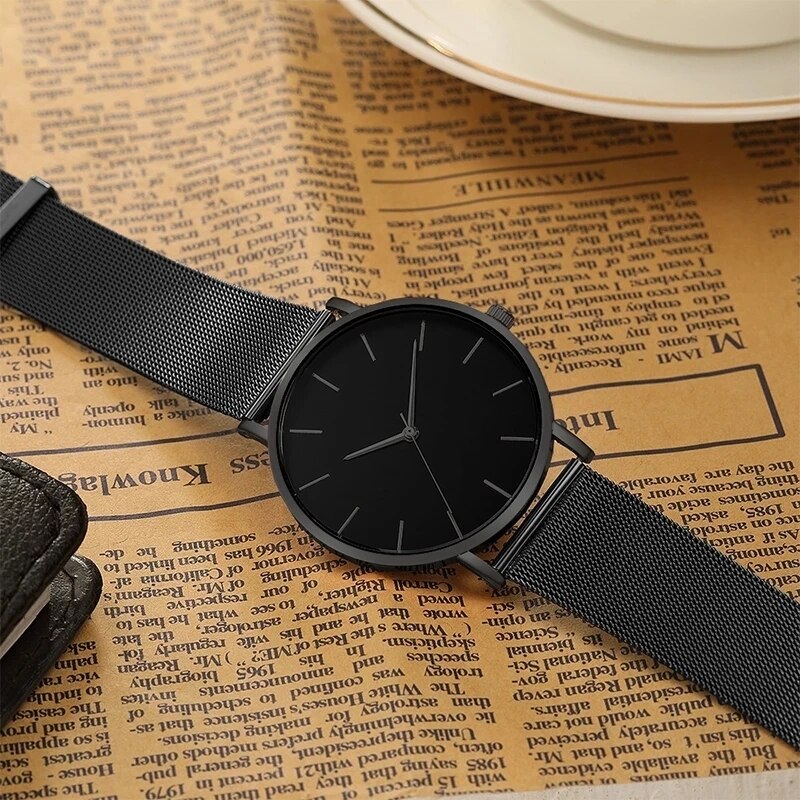 "Elegant minimalistisch herenhorloge met zwarte wijzerplaat en leren band, ideaal voor elke gelegenheid."