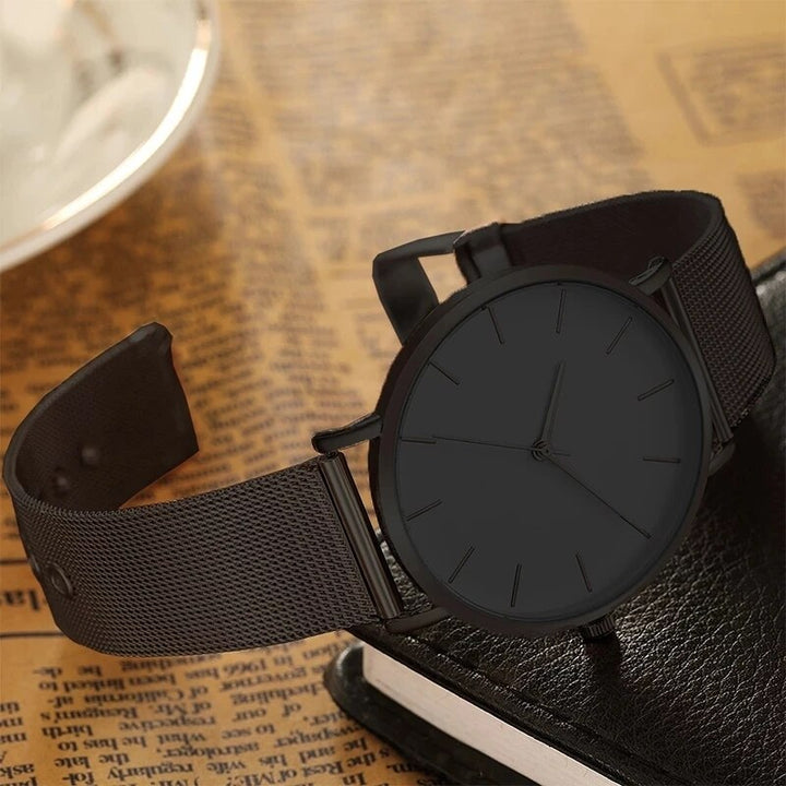 "Elegant minimalistisch herenhorloge met zwarte wijzerplaat en leren band, ideaal voor elke gelegenheid."