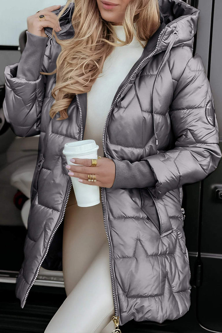 "Elegant waterdicht winterjack dames grijs, chique stijl en warm, ideaal voor regenachtige dagen en winterse elegantie."