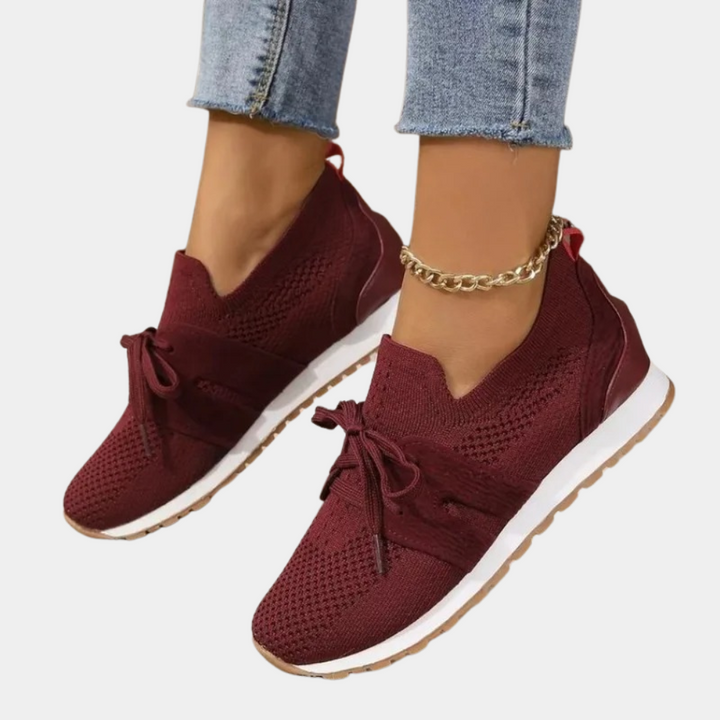 "Elegant zwarte damessneakers met verfijnde afwerking, comfortabele pasvorm en veelzijdig design voor elke gelegenheid."