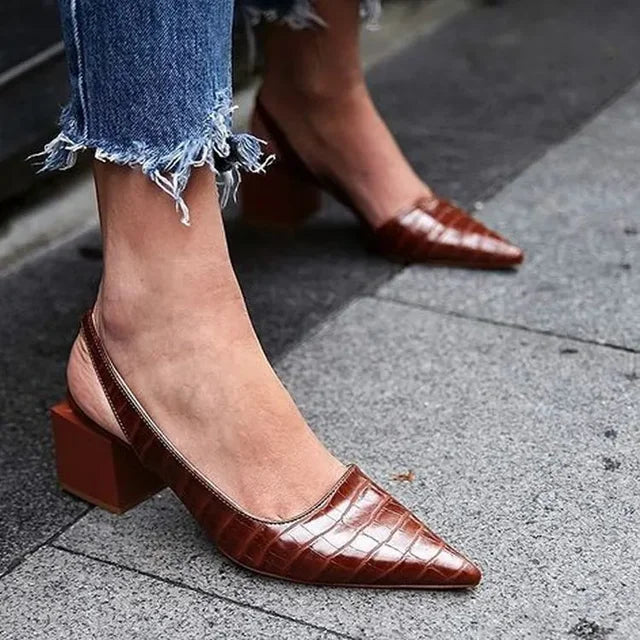 Elegant zwarte slingback pumps met croco-design, puntige neus en blokhak. Chique damesschoenen voor elke gelegenheid.